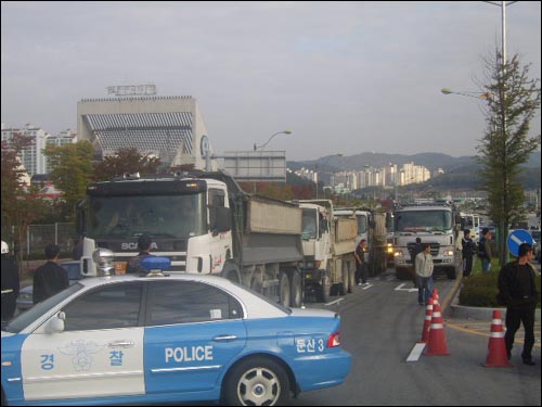 유성톨게이트에서 경찰이 덤프연대 대전지부 상경투쟁을 저지하고 있다. 